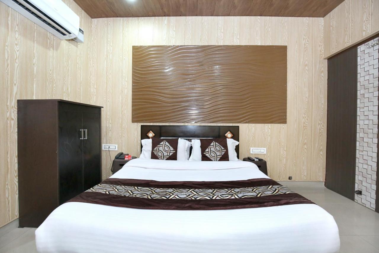 לודהיאנה Oyo 8105 Royale Guest House מראה חיצוני תמונה